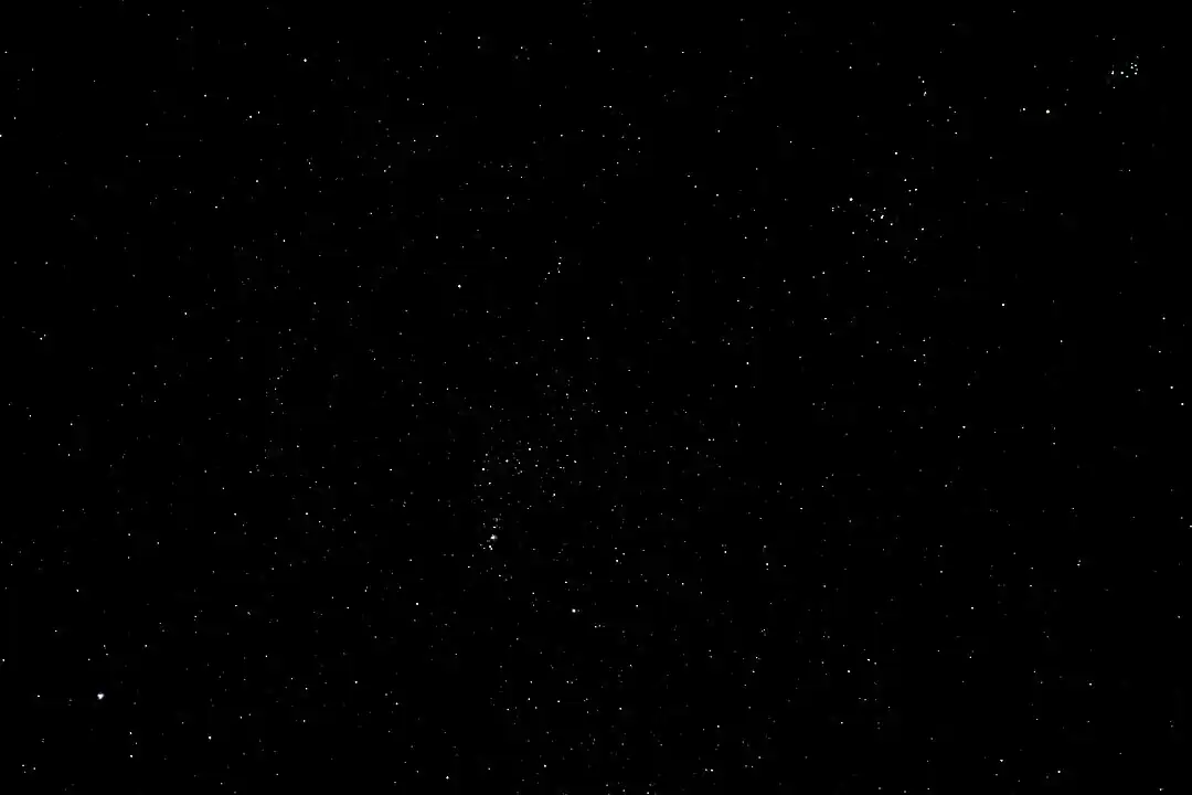 Von links unten nach rechts oben: Sirius (α&nbsp;Canis majoris), Sternbild Orion, Sternbild Stier mit dem offenen Sternhaufen der Hyaden, dem Planeten Mars exakt im Goldenen Tor der Ekliptik und dem offenen Sternhaufen der Plejaden.