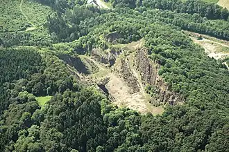 Im Bild liegt der Grottenberg auf der linken Seite des Steinbruchs