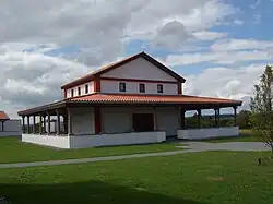 Rekonstruierter gallorömischer Umgangstempel auf dem Martberg/Eifel
