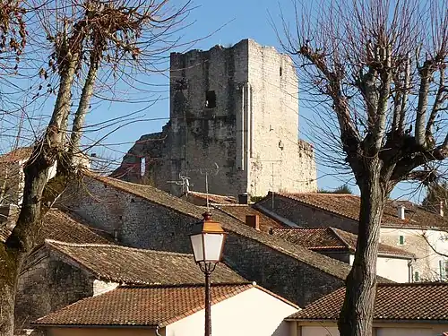 Marthon mit Donjon aus dem 12. Jahrhundert