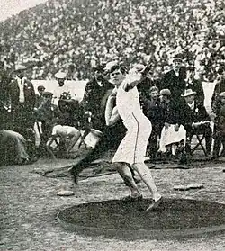 Der Doppelolympiasieger im Diskuswurf Martin&nbsp;Sheridan – hier im Jahr 1906 – ausgeschieden mit unbekannter&nbsp;Weite