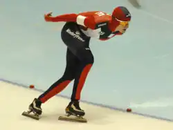 Martina Sablikova in der Kurve, deutlich zu sehen ist das „Übersetzen“ des kurveninneren Beins