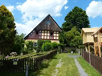 Wohnstallhaus mit Frackdach und Fachwerkobergeschoss in Martinlamitz