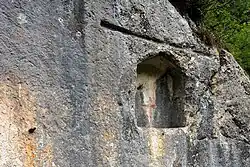 Die Nische mit der darüberliegenden, namensgebenden Aussparung