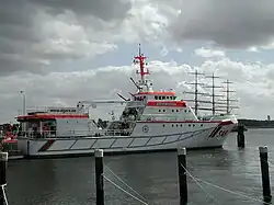 Seenotrettungskreuzer, seine Monitore sind als rote Rohre hinter der Kommandobrücke zu erkennen