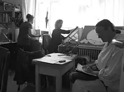 Mary Bauermeister steht mitten im Atelier von Gregor Zootzky. Sie hat die Hände in den Hosentaschen und trägt einen Rucksack über der rechten Schulter. Ihre Lesebrille hängt an einer dünnen Schnur um ihren Hals. Ihr Haar ist zu einem Zopf nach hinten gebunden und in der Mitte gescheitelt. Das Foto ist schwarz-weiß, Mary ist ganz in Weiß gekleidet, mit weißem Hemd und weißer Hose. links im Bild, hinter Mary, sitzt Ulla, eine Illustratorin und Zeichnerin, an einem Leuchttisch, um den viele kleine Zeichnungen geklebt sind. Überall liegen Papierstapel und Mappen herum, in denen die Filmsequenzen und -szenen geordnet sind. Weitere Arbeitsplätze und Leuchttische sind zu sehen, denn der Film wurde noch klassisch mit Bleistift auf Papier gezeichnet. An den Wänden hängen Zeichnungen und ein großer Wandkalender. Die Atmosphäre ist warm und freundlich.