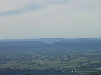 Blick auf den Massanutten Mountain von Osten, Blick vom Hawksbill Peak nach Westen, mit Luray im Vordergrund und dem Great North Mountain im Hintergrund. August 2007.
