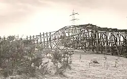 Zu Prüfzwecken umgestürzter Hochspannungsmast auf dem DVG-Testgelände bei Mannheim-Rheinau im Februar 1958