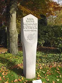 Grabmal Herbert Böttger, 1957, (Entwurf: Ewald Mataré, Ausführung: Adolf Westergerling) Friedhof Meerbusch-Büderich