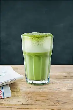 Matcha Latte in einem hohen Glas