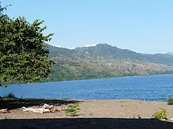 Strand am Malawisee, im Hintergrund die Kipengere-Berge