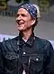 Matthew Modine spricht auf der San Diego Comic-Con in Jeansjacke. Haare mit einem blauen Stirntuch zusammengehalten.