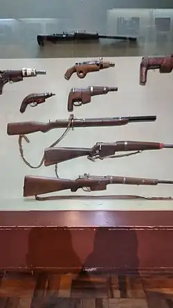 alte Pistolen und Gewehre im Museum