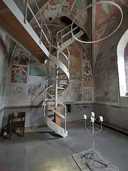 Raum unter dem Turm mit Wendeltreppe