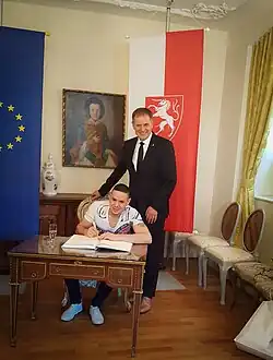 Maurizio Granieri wird im Rathaus von Schwäbisch Gmünd von OB Richard Arnold für seine sportlichen Erfolge geehrt, Eintrag ins Goldene Buch der Stadt