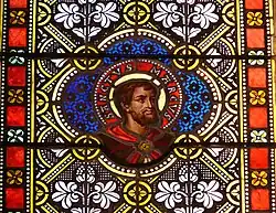 Detail eines Glasfensters im Kirchenschiff mit dem Apostel Markus