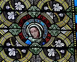 Detail eines Glasfensters im Querschiff mit Maria