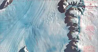 Satellitenaufnahme vom Mawson Escarpment (rechts) östlich des Lambertgletschers