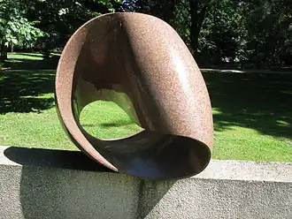 Max Bill: Unendliche Schleife (1935–1953), ausgeführt in Tranas Granit 1974. Essen