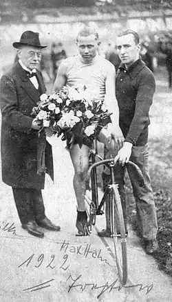 Max Hahn bei einer Siegerehrung auf der Radrennbahn in Treptow (1922)