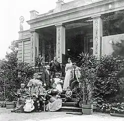 Familie Klinger an der ehemaligen Loggia (1893)