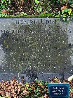 Max Lüdin-Amans (1883–1960) Henri Lüdin-Jundt (1847–1925), Henri Lüdin (1876–1949). Grabrelief von Hans Frei (1868–1947). Familiengrab auf dem Friedhof Wolfgottesacker, Basel