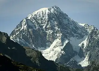 Felsgipfel des Mont Blanc de Courmayeur von La Thuile aus gesehen (links davon der schneebedeckte Hauptgipfel des Mont-Blanc)