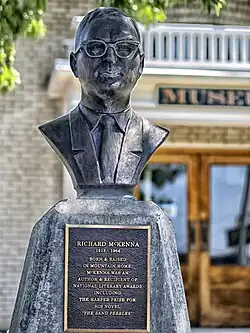 Büste auf einem Platz