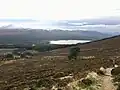 Blick von der Westseite des Meall a’ Bhuachaille nach Südwesten über Loch Morlich