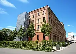 Ziegelgebäude mit Außentreppe.