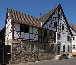Hofanlage, im Kern ein Renaissancebau von 1580, der im 18. Jahrhundert überformt wurde.