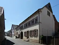 Ehemaliges Gasthaus, ein klassizistischer Fachwerkbau, allerdings verputzt und verschiefert, bezeichnet 1830.