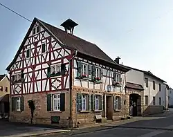 Altes Rathaus, wohl im Kern um 1600 entstanden. Der Dachreiter mit Glocke stammt von 1719.
