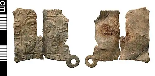 Plattenförmiges Pilgerzeichen aus Blei, Darstellung der Apostel Petrus und Paulus