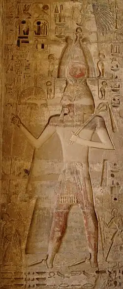 Darstellung Ramses’&nbsp;III. in einer Kapelle des Tempels und im ersten Hof des Tempels