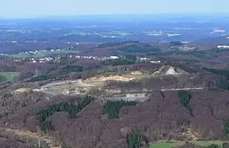 Meerberg mit Basaltsteinbruch, Luftaufnahme