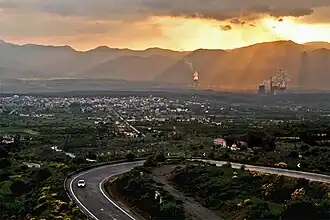 Megalopoli. Tagebau Braunkohle (hinter Stadt und um Kraftwerke)