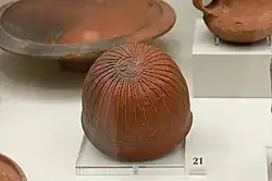 Megarischer Becher mit Blattzungendekor