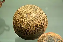 Megarischer Becher mit pflanzlichen Motiven