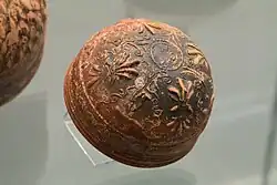 Megarischer Becher mit pflanzlichen Motiven