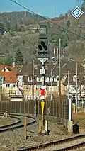 Ein Mehrabschnittsignal im Hauptbahnhof Weinheim. Das Signal ist betrieblich abgeschaltet, der Schirm ist daher bis auf das Kennlicht abgedunkelt.