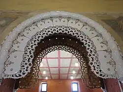 Die Verzierungen am Durchgang zwischen Kirchenschiff und Altarraum erinnern an den Schmuck in einer Moschee. Foto Juni 2025