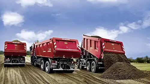 Kipper mit vier Achsen und zwei Lenk-Vorderachsen