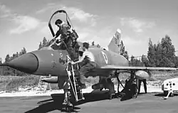 Eine Mirage IIICJ Shahak der 101. Staffel „First Fighter“ wird auf Chazor einsatzbereit gemacht, Juni 1967