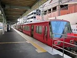 Triebzug der Baureihe 5300 im Bahnhof Meitetsu Gifu