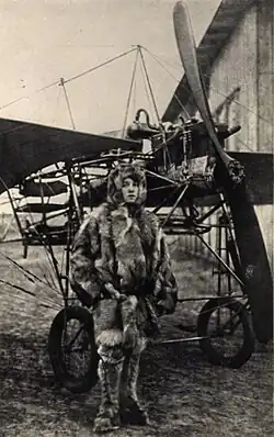 Melli Beese, erste Deutsche Motorfliegerin, im Pelzoverall (1911)