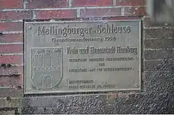 Tafel von 1998 auf der rechten Seite am unteren Schleusentor, August 2014.