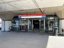 Zweisprachig finnisch/schwedisch benannte Station Mellunmäki/Mellungsbacka der Metro Helsinki
