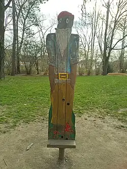 flache, bund bemalte Holzskulptur