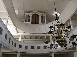 Blick zu Stuckdecke, Orgel und Emporen (2015)